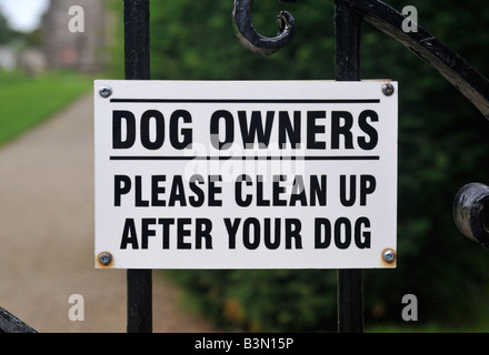 "Hundebesitzer aufräumen bitte nach Ihrem Hund". Beachten Sie auf Friedhof Tor. Stockfoto