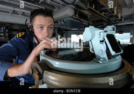 Wachoffizier auf der Brücke unter Kompass-Lager Typ 23 Duke-Klasse Fregatte "HMS Portland" Stockfoto