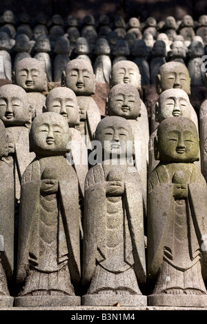 Stein-Jizo Statuen an den Hasedera-Tempel in Kamakura, Japan. Stockfoto