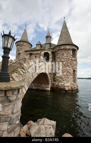 Boldt Castle Krafthaus. Ein paar genießt den Blick von der Brücke Kraftpaket. Stockfoto