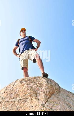 Applying Wanderer auf einem Berg stehend Stockfoto
