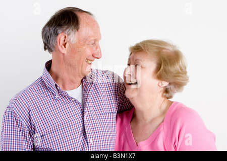 Glücklich umarmen älteres paar Porträt Stockfoto