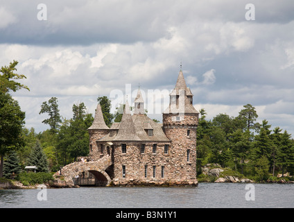 Boldt Castle Krafthaus und Uhrturm aus dem Wasser. Erbaut und komplett restauriert als einen mittelalterlichen Turm mit einem Glockenturm. Stockfoto