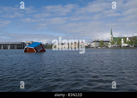 Versunkene rote Häuschen für Reykjavik Art Festival, Reykjavik City Teich, Island Stockfoto