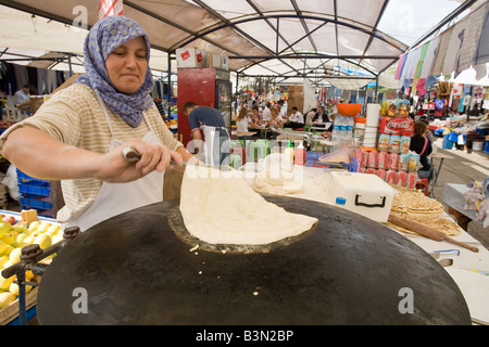 PIDA, der Shopper zu ernähren. Ein Brotbackautomat im Yesilkoy Markt bereitet Fladenbrot Pita oder Pidas mit einem traditionellen Grill. Stockfoto