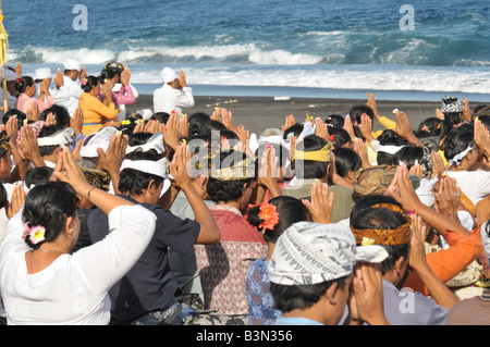 Zeremonie am Strand von Kusamba, Teil der Feuerbestattung Ritual, Bali, Indonesien Stockfoto