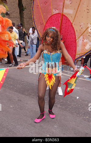 Ein Mädchen erklingt in Notting Hill Carnival August 2008, London, England, Vereinigtes Königreich Stockfoto