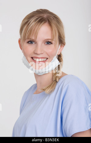 Junge Frau trägt eine Maske, Porträt Stockfoto