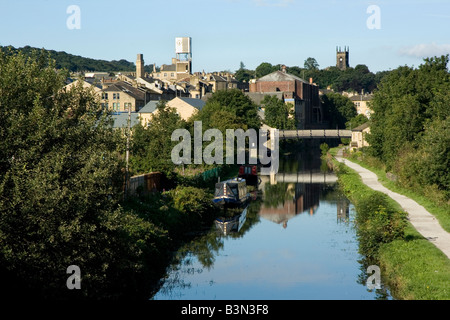 Die Skyline von West Yorkshire Stadt von Shipley, Bradford, spiegelt sich in der Leeds-Liverpool-Kanal Stockfoto