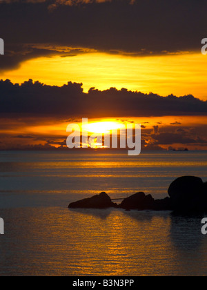 Sonnenuntergang im Meer mit Silhouette der Felsen im Vordergrund Koh Tao Thailand JPH0101 Stockfoto