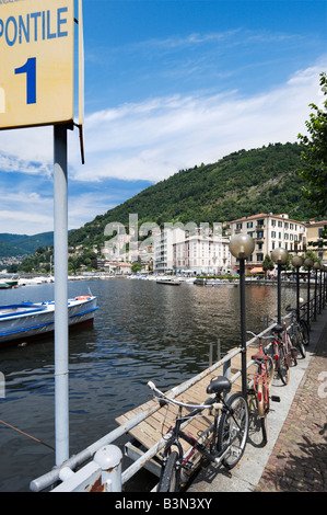 Ferry Docks am Seeufer am Comer See, Comer See, Lombardei, Italien Stockfoto