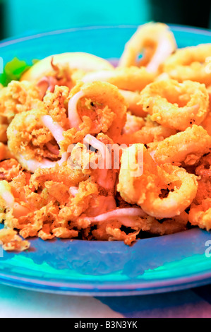 Tief gebratener Tintenfisch Ringe auf einem Teller Stockfoto