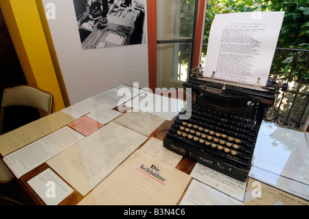 Einer alten Schreibmaschine mit einem Brief von Hermann Hesse in einem Museum Neuaufbau des deutschen Schriftstellers Arbeitsraum in der Schweiz. Stockfoto