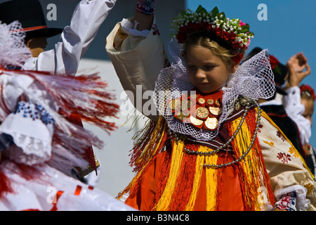 Junge Mädchen tanzen in der kroatischen Tracht mit Dukaten auf die Kleidung und Kopfbedeckung auf ein Folklore-Festival in Kroatien. Stockfoto