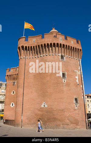 Die katalanische Flagge weht über dem Stadttor "Le Castillet" in Midtown Perpignan / südlichen Frankreich Stockfoto