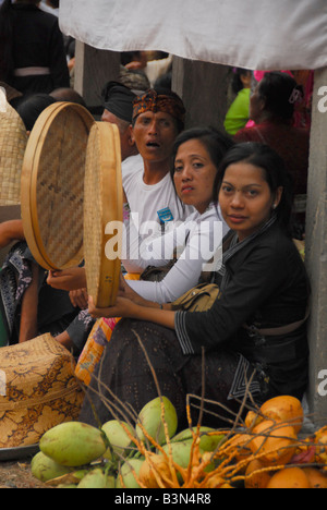 Trauergäste bei Feuerbestattung Zeremonie, Beerdigung Ritual, Bali, Republik Indonesien Stockfoto