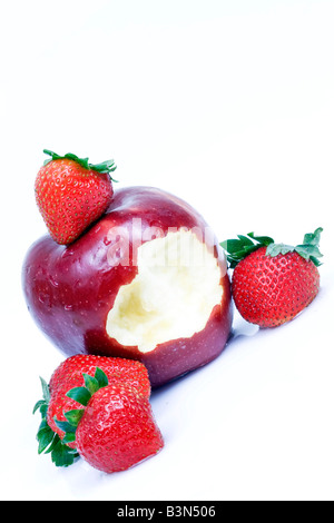 Frische Erdbeeren mit einer gebissen nassen roten Apfel Stockfoto