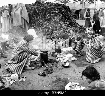 BERGEN-BELSEN KZ-Häftlinge am 15. April 1945 wenn es durch die britische 11. Panzerdivision befreit wurde Stockfoto