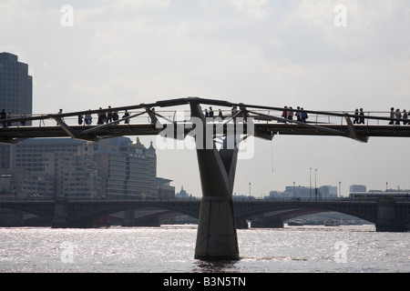 Die Millennium Bridge und Blackfriars Railway und Fußgängerbrücken darüber hinaus, als angesehen von Southwark Bridge, London, England. Stockfoto