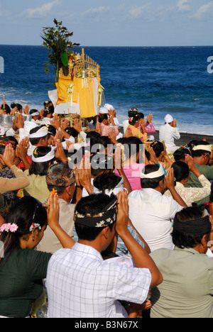 Zeremonie am Strand von Kusamba, Teil der Feuerbestattung Ritual, Bali, Indonesien Stockfoto