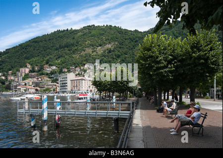 Ferry Docks am Seeufer am Comer See, Comer See, Lombardei, Italien Stockfoto