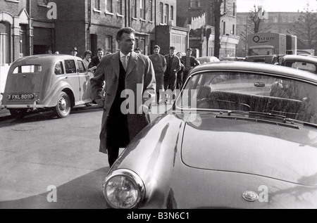 Opfer-Massen ansehen Dirk Bogarde während der Dreharbeiten in London für 1961 Rang/Allied Filmemacher Produktion Stockfoto