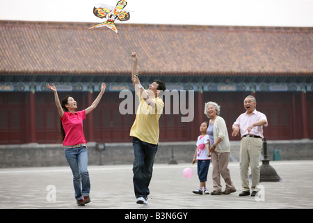 chinesischen Familien fliegenden Drachen in der verbotenen Stadt, Peking, china Stockfoto