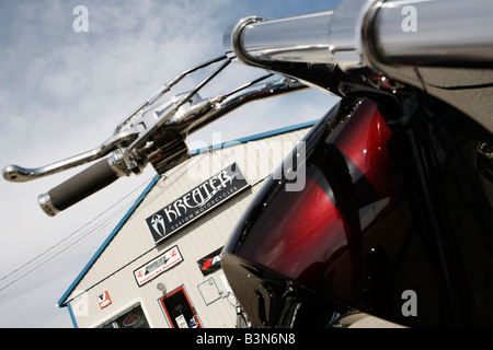 Infront von einem Motorrad-Shop Stockfoto