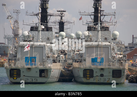HMS Richmond verließ und HMS Westminster rechts 2 Art 23 Fregatten der britischen Marine in Portsmouth angedockt Stockfoto