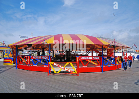 Twister-Kirmes-Fahrt am Pier von Brighton Stockfoto