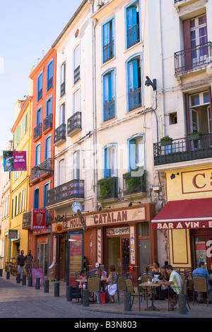 Wohngebäude und ein Straßencafé in Midtown Perpignan / Southern France Stockfoto