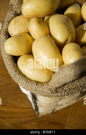 Kartoffeln in Jute-Tasche, erhöhten Blick Stockfoto