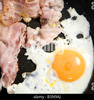 Ei und Speck in einer Pfanne braten Stockfoto
