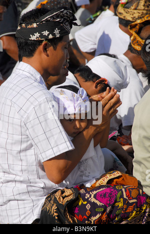 Zeremonie am Strand von Kusamba, Teil der Feuerbestattung Ritual, Bali, Indonesien Stockfoto