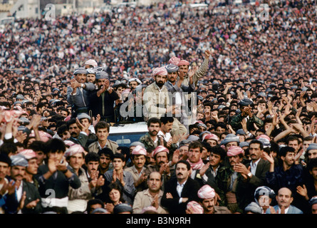 KURDISTAN ", NORTHER IRAK: MASSEN APPLAUDIEREN AT RALLY FOR MASOUD BARZANI HIELT IM FUßBALLSTADION IN DAHUK, OKTOBER 1991 Stockfoto