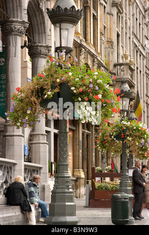 Blumen auf der Lampe Pfosten an der Grand Place, Brüssel, Belgien Stockfoto