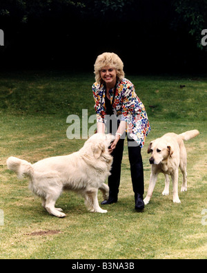 Gloria Hunniford TV-Moderatorin zu Hause mit ihren Hunden Stockfoto