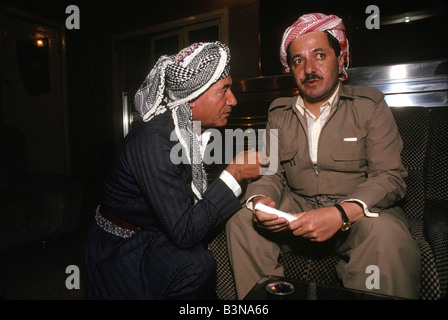 KURDISTAN ", NORTHER IRAK: KURDISCHEN FÜHRER MASOUD BARZANI (RECHTS) IM GESPRÄCH MIT EINEM ANDEREN PESHMERGA. Stockfoto