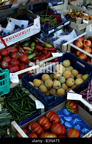 Eine Auswahl von Obst in den Feldern, die auf einem Markt im ländlichen Italien Tomaten Paprika und andere verschiedene Früchte und Gemüse Abschaltdruck Stockfoto