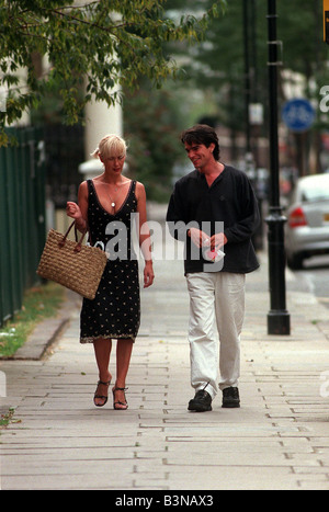 Paula Yates TV-Moderatorin Oktober 98 Walkng Straße mit ihrem neuen Liebhaber Kingsley O Keke Stockfoto