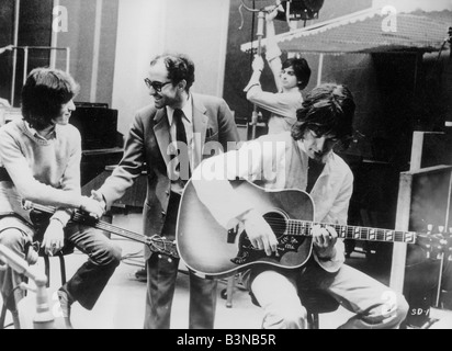 MICK JAGGER und Bill Wyman gesehen hier Direktor Jean Luc Godard am Set des Films Sympathie für den Teufel-1968 Stockfoto