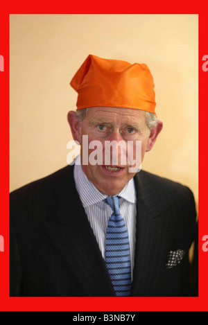 Prinz Charles Juni 2003 besucht Gurdxwara Sri Guru Singh Sabha Tempel Southall Hut Kopfbedeckung lustige Ausdruck Humor orange Anzug Stockfoto