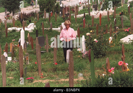 Prinzessin Diana in Bosnien August 1997 allein auf dem Friedhof Stockfoto