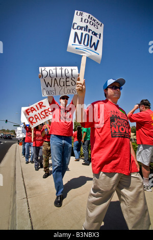 Union Mitarbeiter von U S Regierung Fremdfirmen Streikposten für bessere Löhne und Arbeitsbedingungen außerhalb eines Gebäudes, Bundesamt Stockfoto