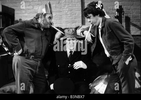 Ronnie Barker als Fletcher L mit Richard Beckinsale als Lennie R und Brian Wilde als Barraclough vom TV-Programm-Brei Stockfoto