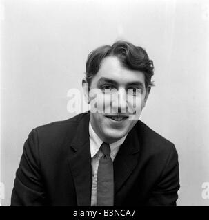 Peter Cook Komiker Juni 1965 Mirrorpix Y2K Stockfoto