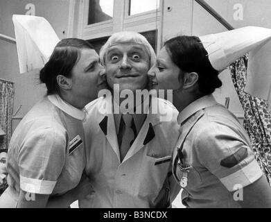 Jimmy Saville Discjockey und TV-Moderator Jan 1972 mit Krankenschwestern in Leeds Krankenstation Mirrorpix Stockfoto