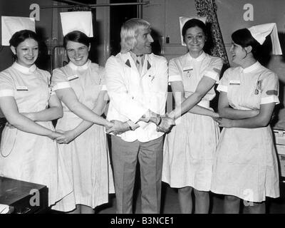 Jimmy Saville Discjockey und TV-Moderator Jan 1972 mit Krankenschwestern in Leeds Krankenstation Mirrorpix Stockfoto