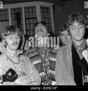 Die Beatles Ringo Starr George Harrison und John Lennon August 67 im Gespräch mit der Presse und Medien Stockfoto