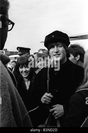 Pop-Gruppe The Beatles 1965 an der London Flughafen abfliegen für Österreich mit Frau Maureen Starr Ringo mit John Lenon Stockfoto